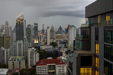 Obraz premium 雨が降る直前のビル郡 都会 遠くのそらの向こうは雨が降っている 夜 夜景 曇り どんより 憂鬱 バンコク 東京 金融街