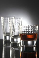 tre bicchieri con whisky