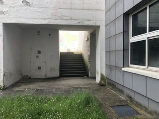 ingresso di cemento con scale 