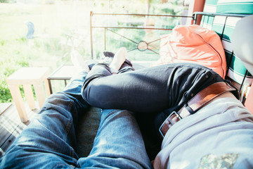 Verliebtes Pärchen liegt in Gartenlaube, Frühling