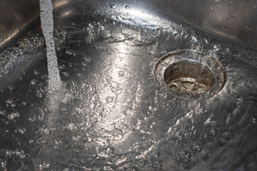 Wasser fliesst in den Abfluss