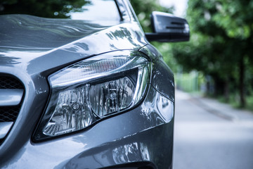 Poliertes neues Auto in Wohngegend, Scheinwerfer © Patrick Daxenbichler