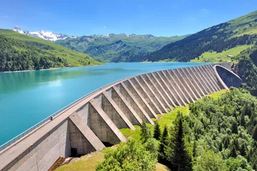 Foto op Plexiglas meer en betonnen uitloper van een dam in de bergen © coco