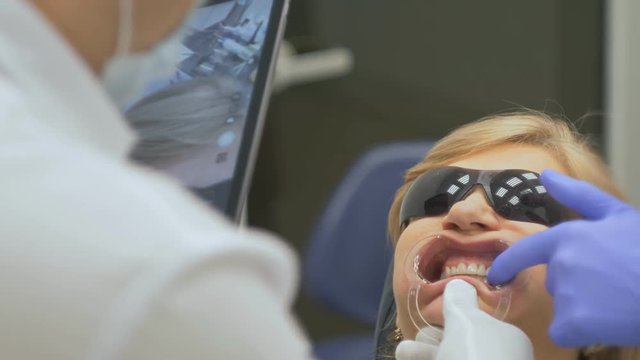 The doctor in a special computer program loaded into the tablet checks and regulates the bite. Gives a photo with a tablet. The program automatically checks the data and shows overbite. The dentist is