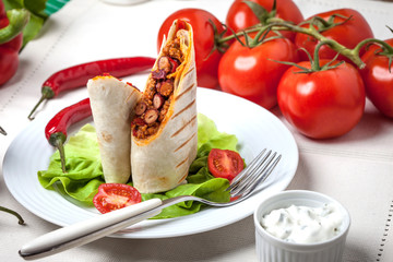 Burritos filled wiht minced meat, bean and vegetables.