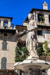 Fototapeta na wymiar Piazza delle erbe fontana madonna, Verona, Venetien, Italien