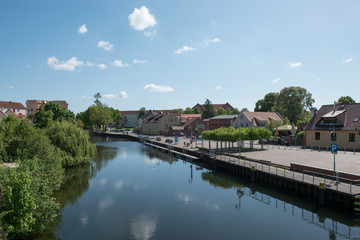 Fototapeta na wymiar Blick auf den Stadtkanal im Alten Hafen in Rathenow