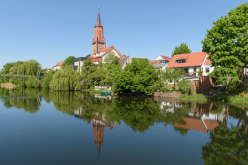 Fototapeta na wymiar St. Marien-Andreas Kirche am Stadtkanal am Alten Hafen in Rathenow