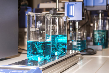 A device for mixing medical fluids in a laboratory