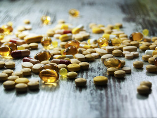 Fototapeta na wymiar Beaucoup de piluels, capsules, comprimes, vitamines jaunes