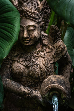 Thailändische Brunnenfigur (Porträt)
