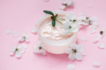 Obraz na płótnie Canvas petal and a jar of natural body cream