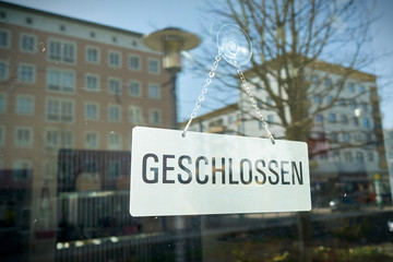 Schild mit der Aufschrift geschlossen am Schaufenster eines Geschäfts