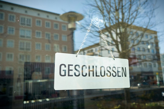 Schild mit der Aufschrift geschlossen am Schaufenster eines Gesch&auml;fts