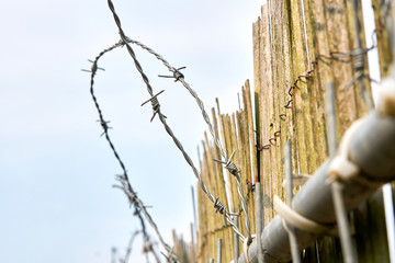 Stacheldraht als Schutz vor Einbrechern an einem Zaun