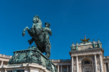 Fototapeta na wymiar Wien Heldenplatz Prinz Eugen Denkmal mit Hofburg Balkon
