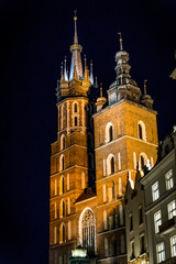 Fototapeta premium Basilique Sainte-Marie sur la Place Rynek Głowny à Cracovie de nuit