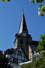Fototapeta na wymiar Blick auf die evangelische Kirch in Essen-Kettwig