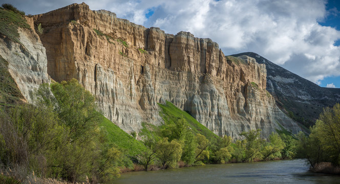 Vista panor&aacute;mica de los paramos de Castilla verdes con &aacute;rboles