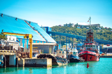 Naklejka premium Boats near seacoast and southern town on the hill on background