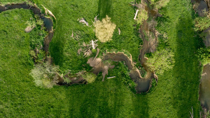 une rivière sinueuse vue du ciel au milieu d'une prairie 