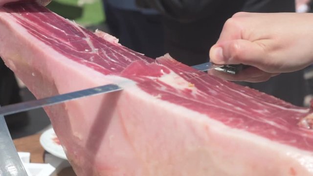 cortando lonchas de jamon iberico de calidad