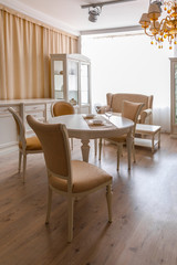 Dining room in light tones with table and chairs