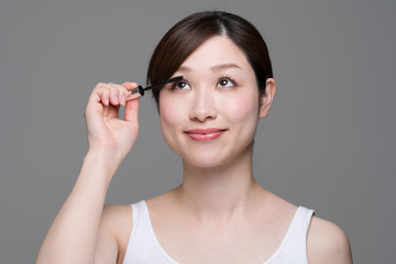 Obraz premium 化粧をする女性、まつ毛、マスカラ