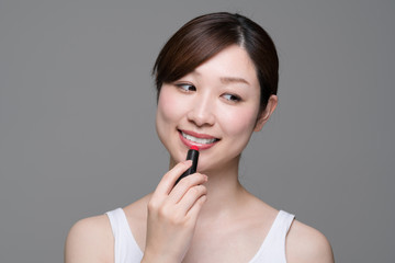 Naklejka premium 化粧をする女性、口紅、リップ
