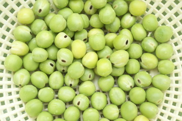 新鮮なグリーンピースと水切りかご - Fresh green peas in a drainer
