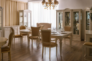 Dining room in light tones with table and chairs
