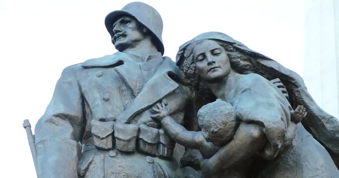Heroic statue of soldier and family