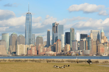 Obraz premium Looking at Manhattan from Ellis Island