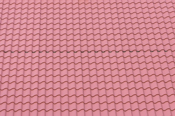 neue Dachziegel auf einem Dach