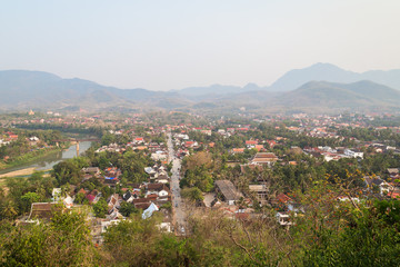 Obraz premium The city of Luang Prabang in Laos viewed from above from the Mount Phousi (Phou Si, Phusi, Phu Si) on a sunny day.