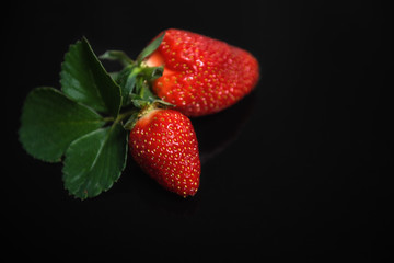 Erdbeeren vor schwarzem Hintergrund