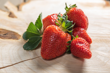 Erdbeeren auf einem Holzbrett