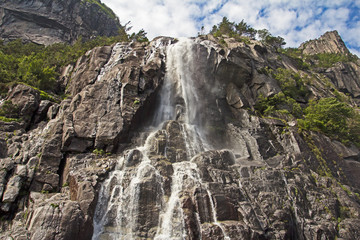 Hengjanefossen falls from below
