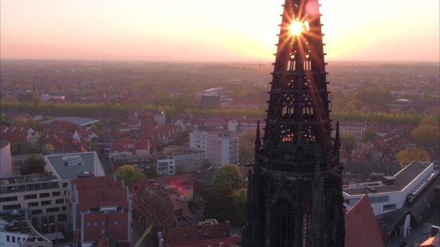 Lambertikirche im Sonnenaufgang mit Drohne - Abfahrt