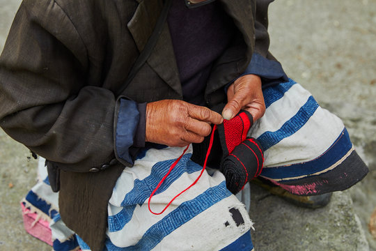 Handmad，Craftsman，handicraft，hand,, knitting, woman, people, white, person, baby, wool, human, closeup, isolated, holding, finger, fashion, child, businessman, Cutting, embroidery, weaving