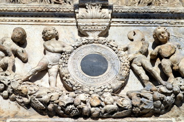 Detail am Portal des Doms in Como