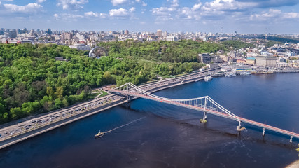 Obraz premium Aerial top view of pedestrian Park bridge, Dnieper river and Kyiv hills from above, city of Kiev, Ukraine 