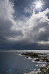Después de la tormenta sale el sol. Sol, ,Mar y Cielo en Paisaje de la Costa Brava en Roses, Alt Empordà,España