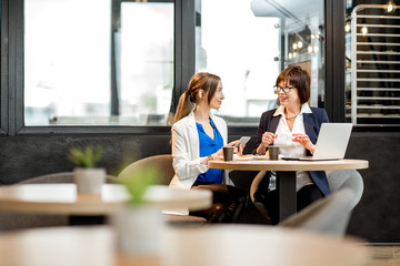 Business women working in the cafe