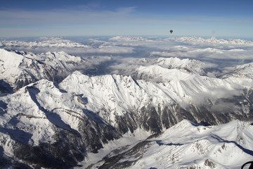 Obraz premium Ballonfahrt in den Alpen