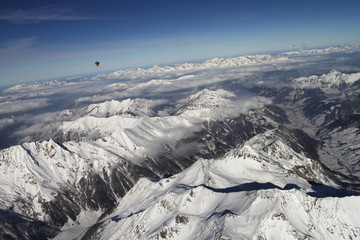Ballonfahrt in den Alpen