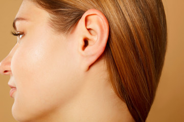 Obraz premium Ucho kobiety z bliska, koncepcja anatomii