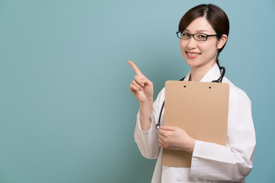 女医、カルテ、案内、指示、誘導