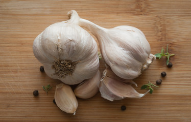 Czosnek na jasnej desce