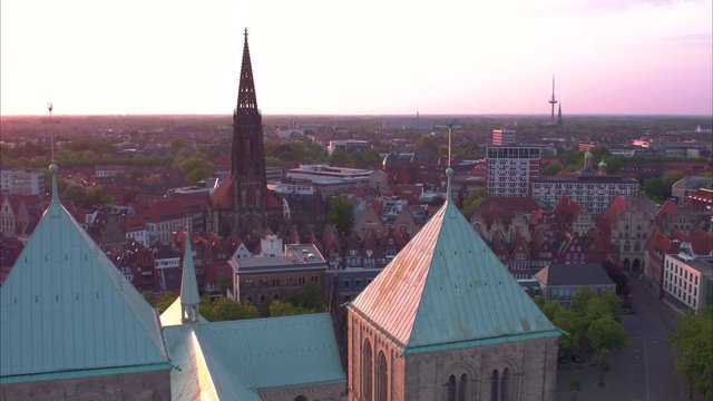 St Paulus Dom in Muenster, Schwenk &uuml;ber Lanmderti zur Jugendkirche, Drohne - Schwenk